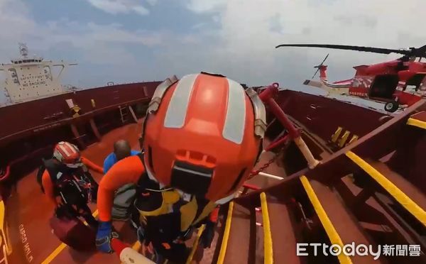 ▲▼空勤總隊派直升機於海上救援受傷船員。（圖／翻攝自內政部空中勤務總隊）
