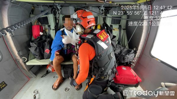 ▲▼空勤總隊派直升機於海上救援受傷船員。（圖／翻攝自內政部空中勤務總隊）