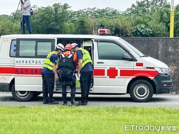 ▲▼空勤總隊派直升機於海上救援受傷船員。（圖／翻攝自內政部空中勤務總隊）