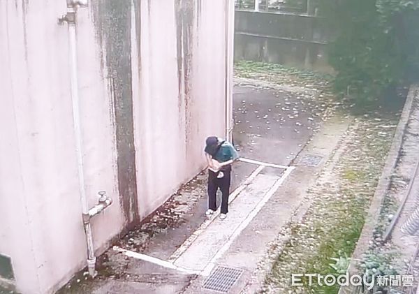 ▲桃園市中壢地區最近3天內發生2起砸車竊取財物案，中壢警方公布竊嫌做案後躲在暗處檢視贓物監視畫面。（圖／記者沈繼昌翻攝）