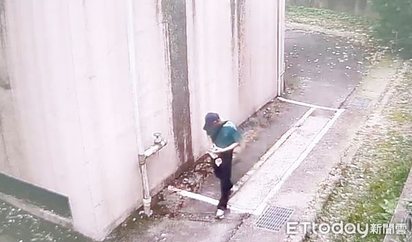 ▲中壢警方公布砸車竊取財物竊嫌做案後，檢查贓物離開現場監視畫面。（圖／記者沈繼昌翻攝）