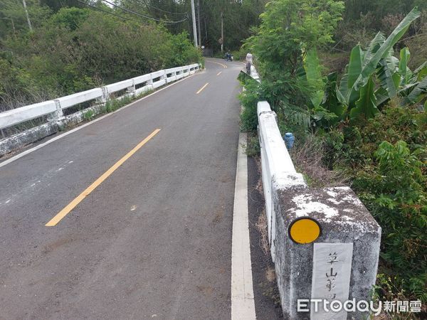 ▲預拌混凝土車在台南左鎮草山四號橋墜落橋下，49歲陳姓駕駛左小腿骨折送醫，警消人員現場救援搶時搶命。（圖／記者林東良翻攝，下同）
