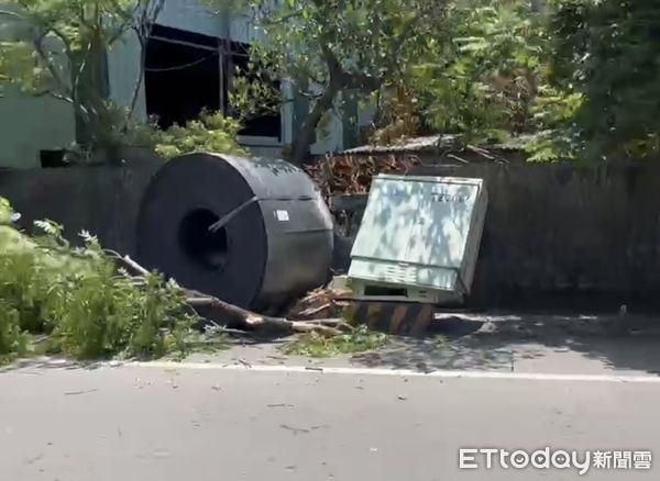 ▲▼高雄拖板車「22噸重鋼捲」半路噴飛！　騎士遭砸當場倒地送醫。（圖／翻攝記者爆料網）