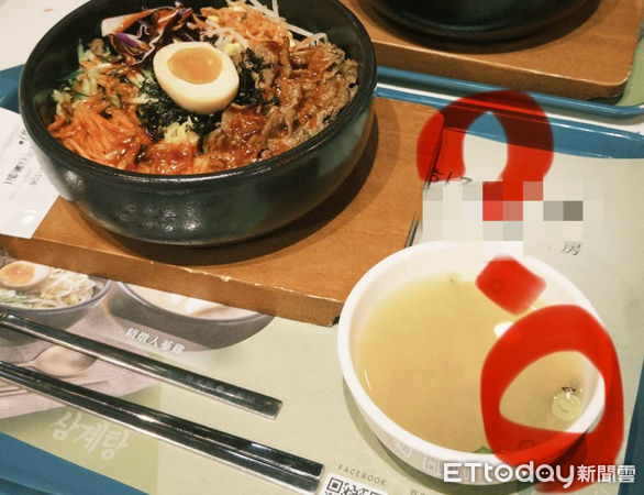 ▲▼美食街吃韓式「湯裡有小強」！　店家認錯&hellip;同鍋湯再盛一碗。（圖／Threads／zcyuki_授權提供）