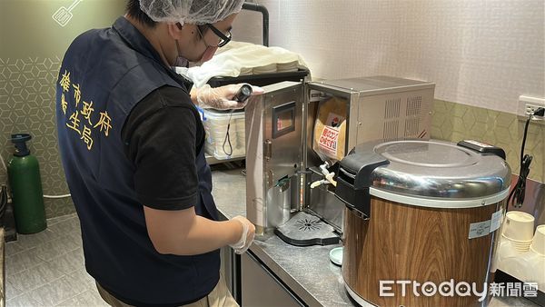 ▲▼美食街吃韓式「湯裡有小強」！　店家認錯&hellip;同鍋湯再盛一碗。（圖／記者賴文萱翻攝）