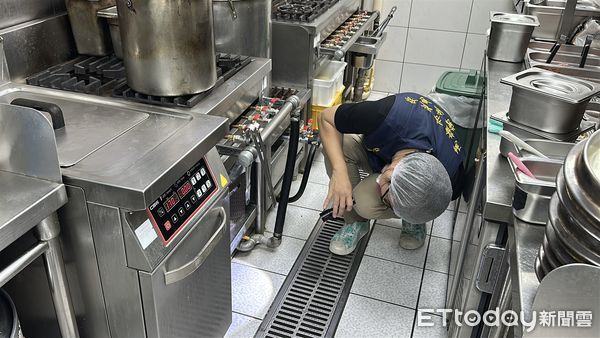 ▲▼美食街吃韓式「湯裡有小強」！　店家認錯&hellip;同鍋湯再盛一碗。（圖／記者賴文萱翻攝）