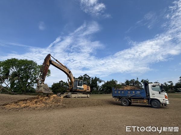 ▲▼高雄高爾夫球場違法佔地又拒改善　市府出手進場施工滯洪池 。（圖／記者賴文萱翻攝）