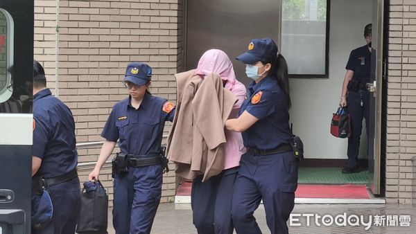 ▲▼台北地院今（6日）第9天審理剴剴案，涉案在押保母劉彩萱（粉色連帽衣）、劉若琳（灰色連帽衣）被剴嬤怒罵「沒人性」，聲援剴剴的網路媽媽群成員在場外呼口號「無期徒刑！絕不下修！」。（圖／記者黃哲民攝）