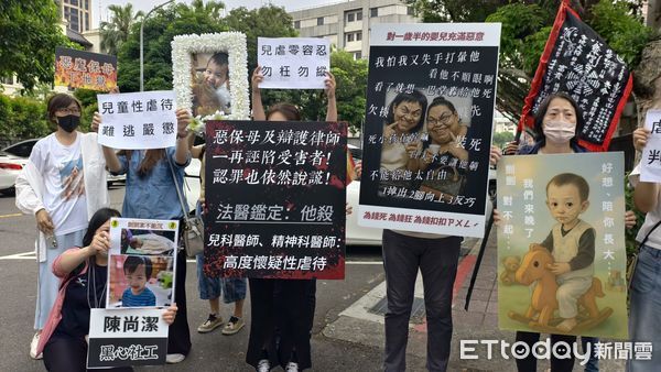 ▲▼台北地院今（6日）第9天審理剴剴案，涉案在押保母劉彩萱（粉色連帽衣）、劉若琳（灰色連帽衣）被剴嬤怒罵「沒人性」，聲援剴剴的網路媽媽群成員在場外呼口號「無期徒刑！絕不下修！」。（圖／記者黃哲民攝）