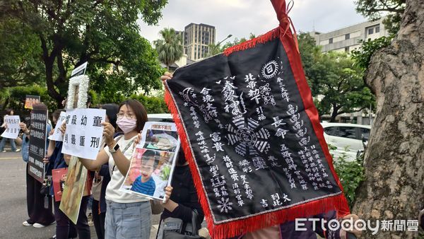 ▲▼台北地院今（6日）第9天審理剴剴案，涉案在押保母劉彩萱（粉色連帽衣）、劉若琳（灰色連帽衣）被剴嬤怒罵「沒人性」，聲援剴剴的網路媽媽群成員在場外呼口號「無期徒刑！絕不下修！」。（圖／記者黃哲民攝）