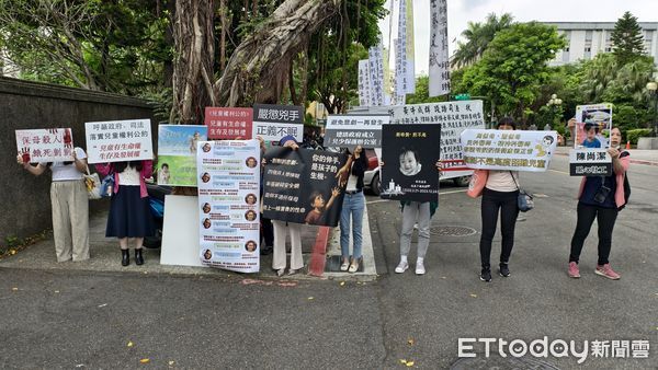 ▲▼台北地院今（6日）第9天審理剴剴案，涉案在押保母劉彩萱（粉色連帽衣）、劉若琳（灰色連帽衣）被剴嬤怒罵「沒人性」，聲援剴剴的網路媽媽群成員在場外呼口號「無期徒刑！絕不下修！」。（圖／記者黃哲民攝）