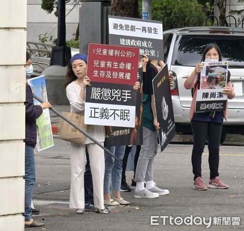 ▲▼台北地院今（6日）第9天審理剴剴案，涉案在押保母劉彩萱（粉色連帽衣）、劉若琳（灰色連帽衣）被剴嬤怒罵「沒人性」，聲援剴剴的網路媽媽群成員在場外呼口號「無期徒刑！絕不下修！」。（圖／記者黃哲民攝）