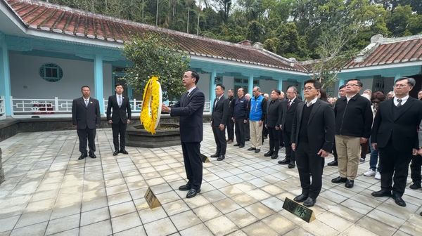 ▲▼蔣公逝世50週年，朱立倫率黨公職到慈湖謁陵鮮花致敬。（圖／翻攝自Facebook／中國國民黨KMT）