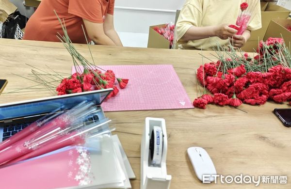 ▲陳亭妃推出「妃妃姐姐康乃馨」，由台南青年與志工媽媽手工製作，成為母親節最貼心花禮。（記者林東良翻攝）