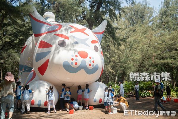 ▲漁光島生活節進入第4天，億載國小漁光分校學童為森林中的巷仔Niau裝置洗香香，萌翻全場，為母親節週末暖身。（記者林東良翻攝，下同）