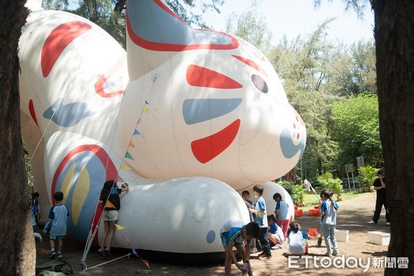 ▲漁光島生活節進入第4天，億載國小漁光分校學童為森林中的巷仔Niau裝置洗香香，萌翻全場，為母親節週末暖身。（記者林東良翻攝，下同）