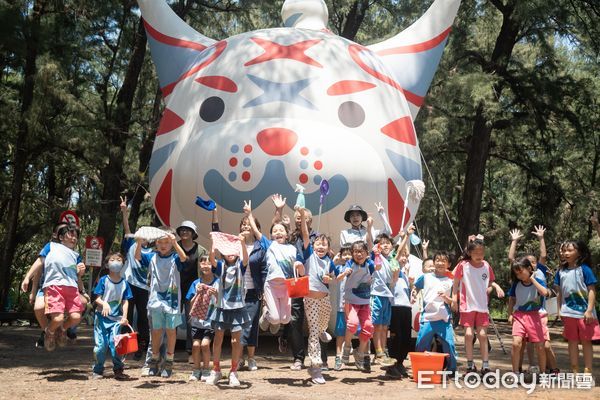 ▲漁光島生活節進入第4天，億載國小漁光分校學童為森林中的巷仔Niau裝置洗香香，萌翻全場，為母親節週末暖身。（記者林東良翻攝，下同）