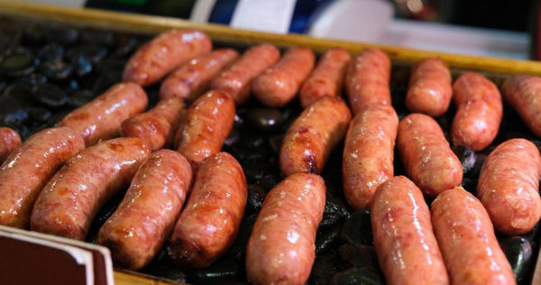 「無毒教母」譚敦慈近日分享，香腸等加工品多會添加亞硝酸鹽，若含胺類食物一起吃，易產生可能致癌物亞硝胺。（示意圖／Pixabay）