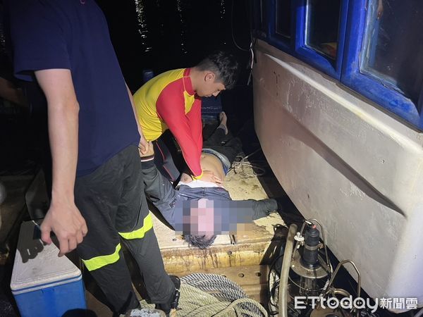 ▲▼快訊／基隆1車落海！警消救起1男「無呼吸心跳」送醫。（圖／記者郭世賢翻攝）