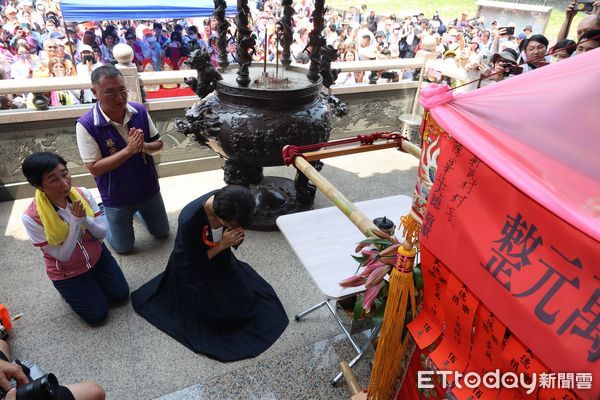 ▲白沙屯媽祖遶境南投，縣長許淑華於名間鄉跪迎鑾駕祈願。（圖／南投縣政府提供）