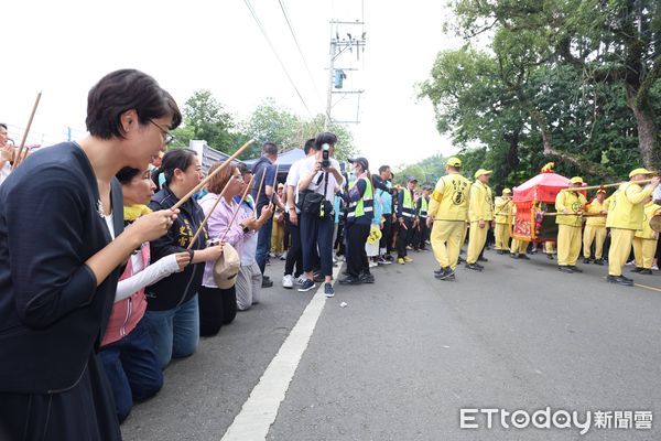▲白沙屯媽祖遶境南投，縣長許淑華於名間鄉跪迎鑾駕祈願。（圖／南投縣政府提供）