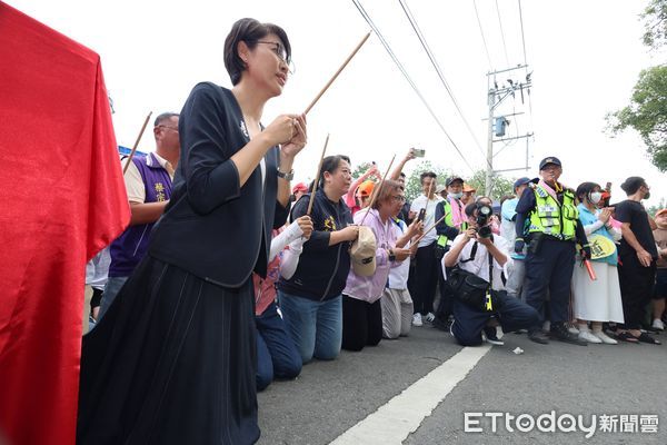 ▲白沙屯媽祖遶境南投，縣長許淑華於名間鄉跪迎鑾駕祈願。（圖／南投縣政府提供）