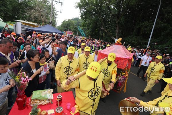 ▲白沙屯媽祖遶境南投，縣長許淑華於名間鄉跪迎鑾駕祈願。（圖／南投縣政府提供）
