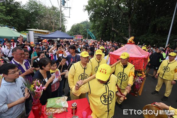 ▲白沙屯媽祖遶境南投，縣長許淑華於名間鄉跪迎鑾駕祈願。（圖／南投縣政府提供）