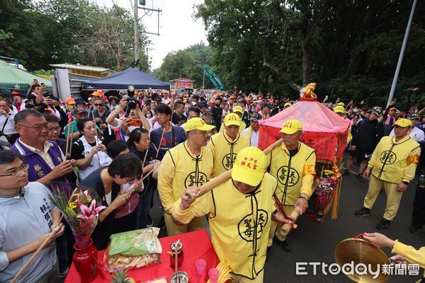▲白沙屯媽祖遶境南投，縣長許淑華於名間鄉跪迎鑾駕祈願。（圖／南投縣政府提供）