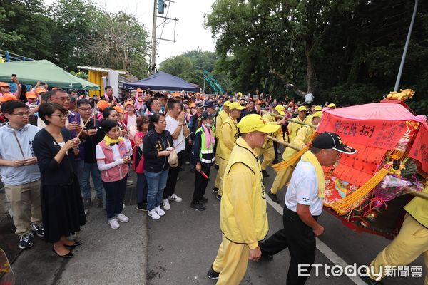 ▲白沙屯媽祖遶境南投，縣長許淑華於名間鄉跪迎鑾駕祈願。（圖／南投縣政府提供，下同）