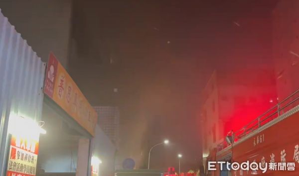 ▲台南永華一街1處4樓連棟住宅地下室突發火警，消防人員深入建築內部搶救並控制火勢。（記者林東良翻攝，下同）