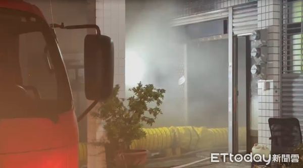 ▲台南永華一街1處4樓連棟住宅地下室突發火警，消防人員深入建築內部搶救並控制火勢。（記者林東良翻攝，下同）