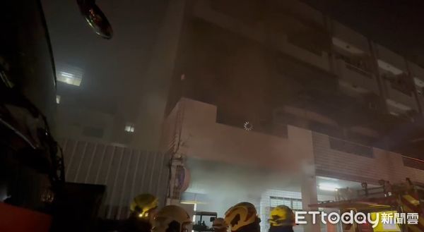 ▲台南永華一街1處4樓連棟住宅地下室突發火警，消防人員深入建築內部搶救並控制火勢。（記者林東良翻攝，下同）
