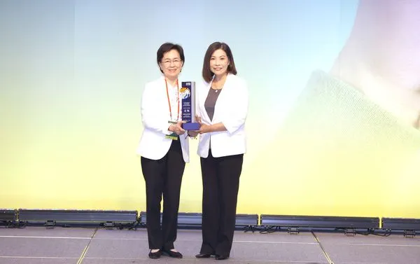 ▲▼中信銀行全方位守護客戶資產，提升打詐效能，打造「中信智能防詐安全網」精準辨識詐騙，榮獲《遠見》ESG企業永續獎傑出方案「社會創新組」首獎，由遠見‧天下文化事業群發行人王力行（左）頒獎，中信銀行個人金融執行長楊淑惠（右）代表受獎。（圖／中信金提供）