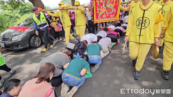 ▲竹山秀傳醫院醫護出動恭迎白沙屯媽祖，祈求庇佑健康平安。（圖／竹山秀傳醫院提供，下同）