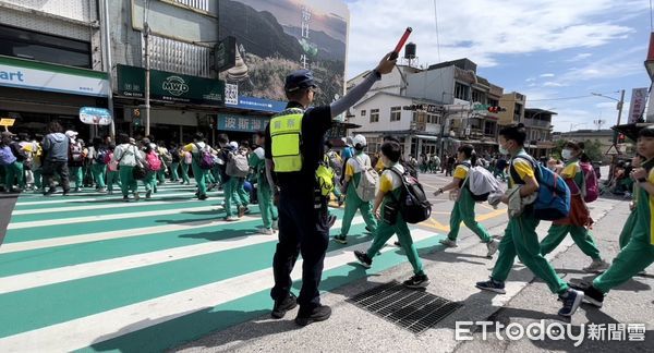 ▲明義國小師生校外教學 新北警「交管+反詐」全程守護。（圖／記者郭世賢翻攝）