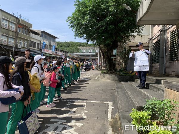▲明義國小師生校外教學 新北警「交管+反詐」全程守護。（圖／記者郭世賢翻攝）