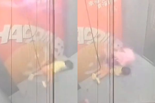 ▲▼長輩牽繩遛娃　童被困電梯「後空翻臉著地」。（圖／翻攝自微博）