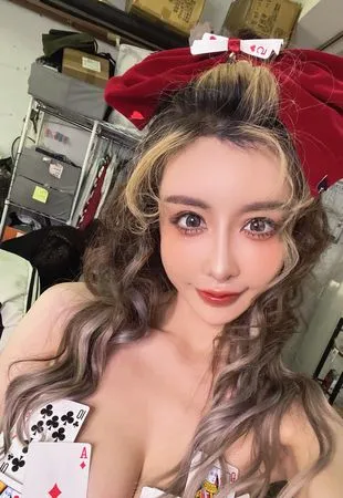 ▲▼「情色教主」雪碧考上精品鑑定師！筆試+實測8款包真偽。（圖／翻攝自Threads、臉書）