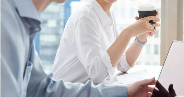 一名男子長期受女同事騷擾，即使明確拒絕，對方仍堅持「可以等你們分手」、「你只是還沒對我心動」。（示意圖／翻攝自photoAC）