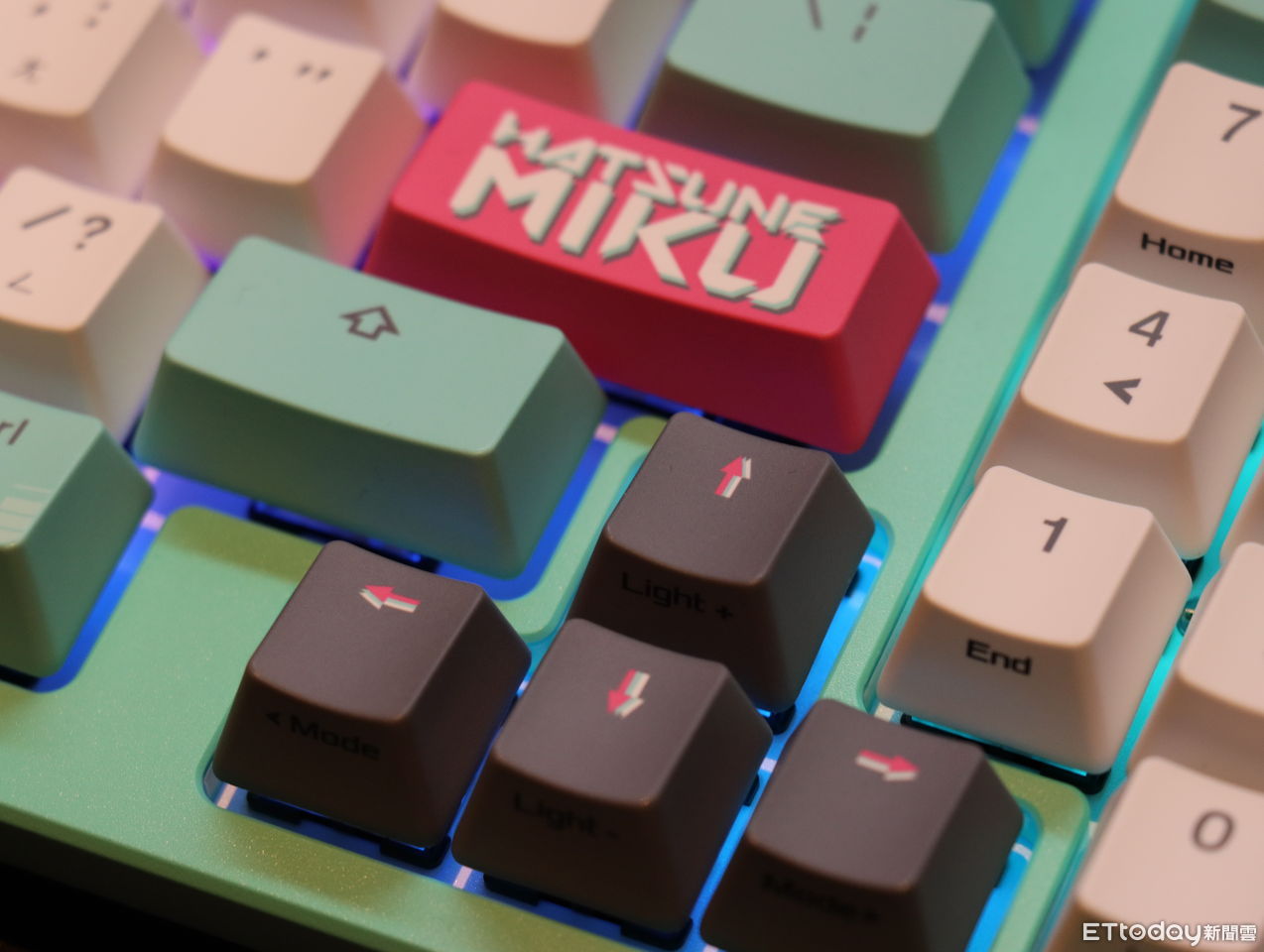 ▲▼     ROG,新品,初音未來,Azoth X        。（圖／記者蘇晟彥攝）