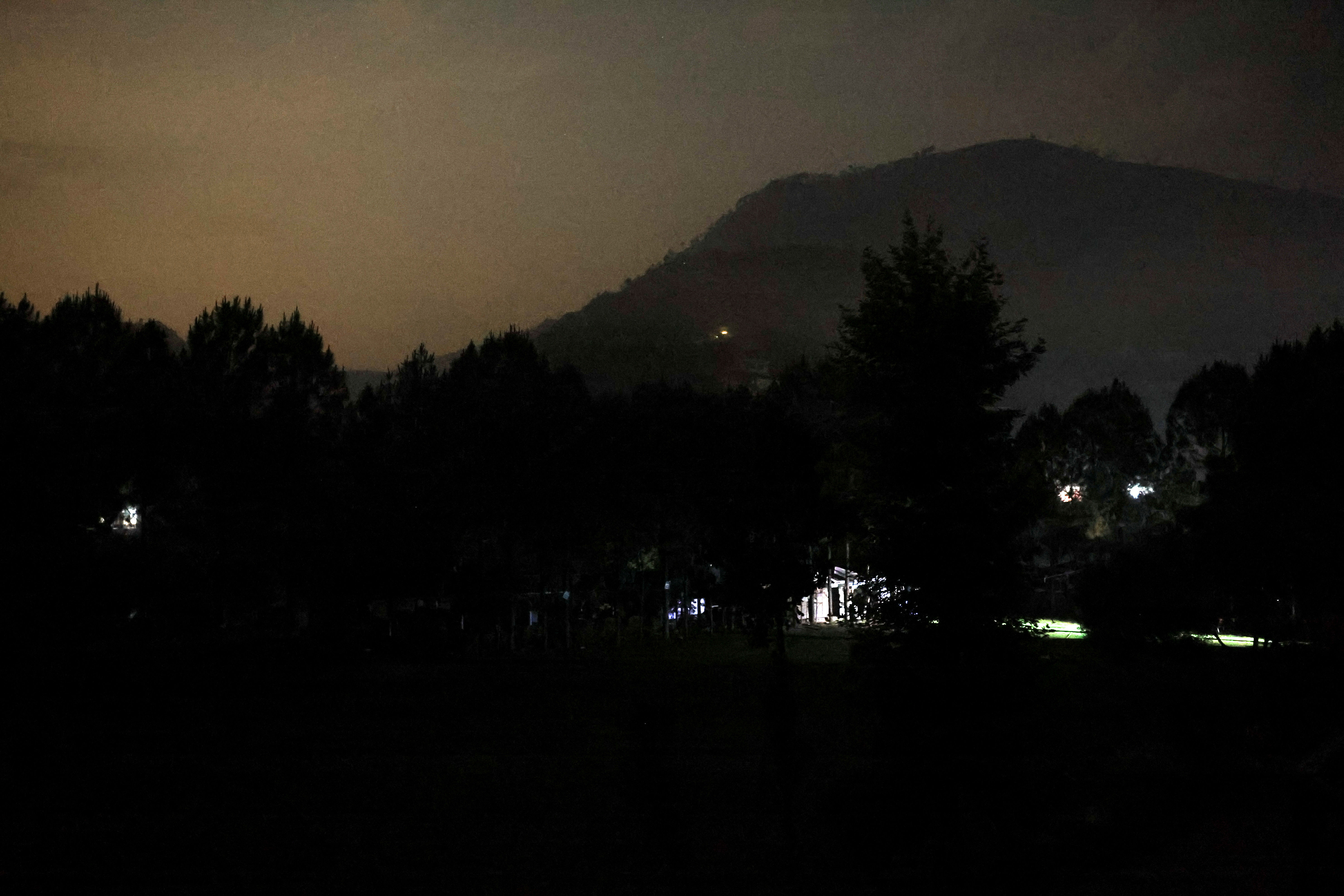 ▲▼印度空襲巴基斯坦控制的喀什米爾地區穆扎法拉巴德之後，城市停電。（圖／路透）