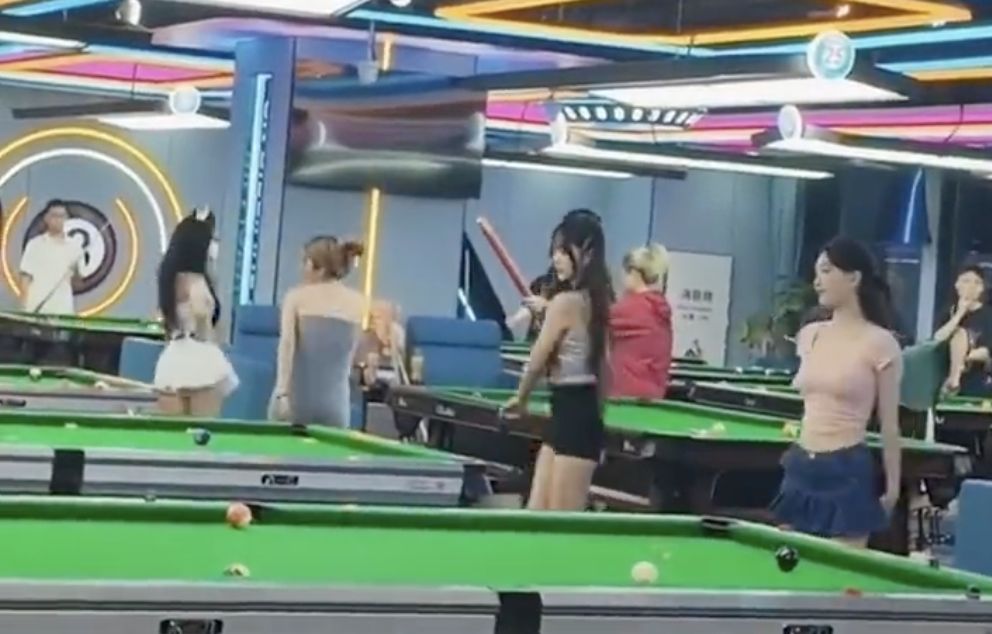 ▲大陸部分地方的撞球間暗藏春色，形成法律監管的灰色地帶。（圖／翻攝微博）