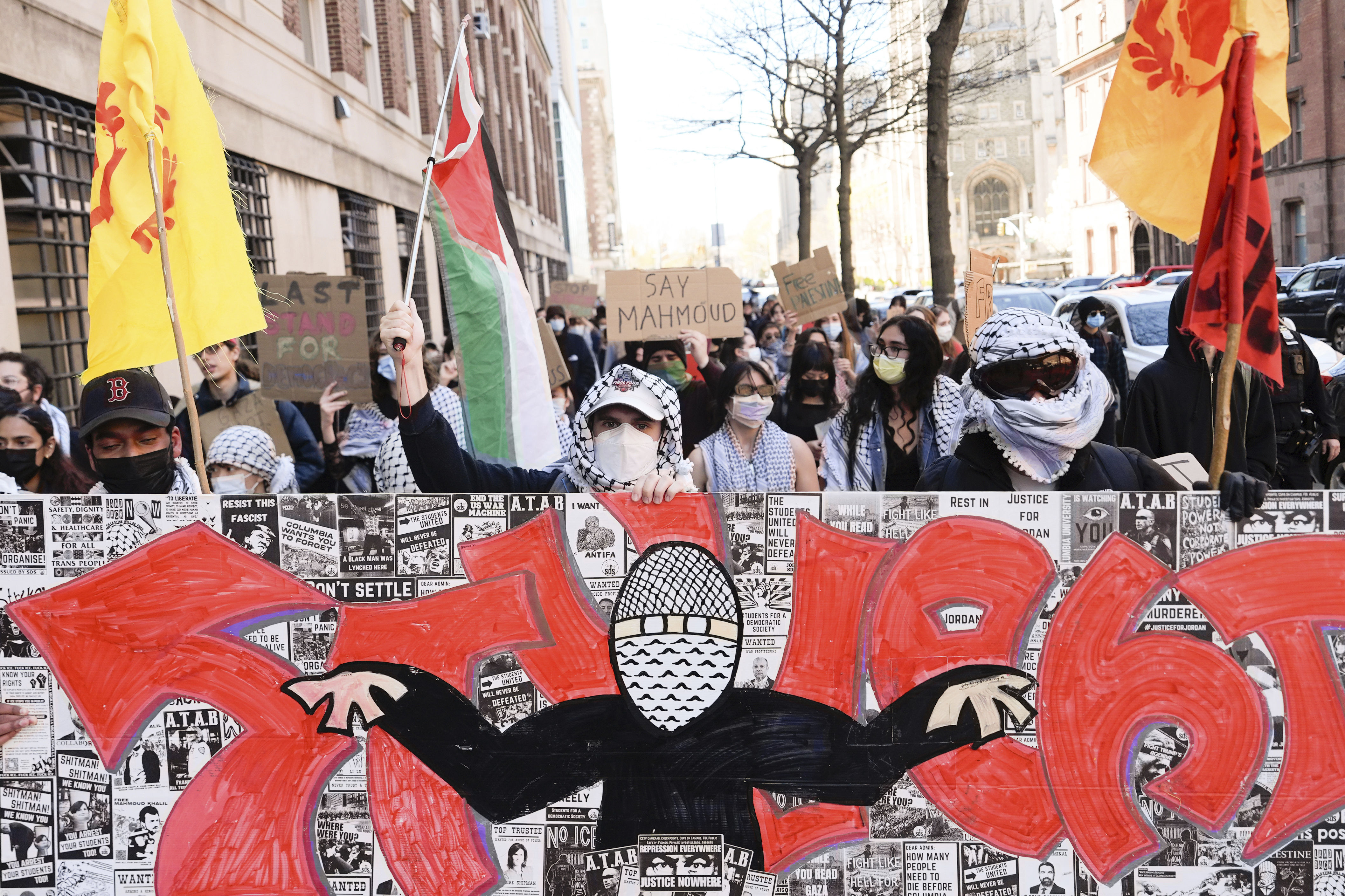 ▲▼今年4月17日「高等教育行動日」，示威者在紐約哥倫比亞大學校園外抗議，如今川普已下令取消該校4億美元補助。（圖／達志影像／美聯社）