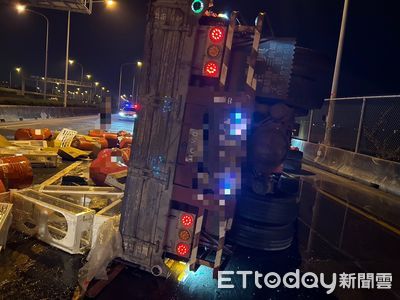 國1新營段大貨車違規變換車道 害聯結車側翻!桶裝齒輪油噴落