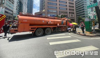 槽車右轉中!阿北直直衝「雙腳捲輪下」爆血 驚悚撞擊畫面曝