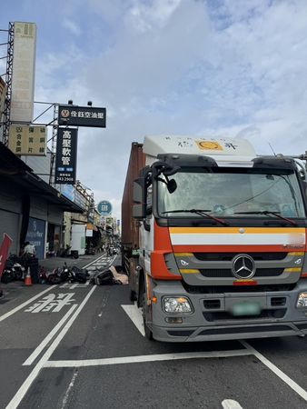 ▲台南永康正北一路與中正北路口清晨發生大車與機車擦撞事故，男騎士當場死亡，現場一度封鎖搶救。（（圖／翻攝自道路援張家班、林東良翻攝，下同）