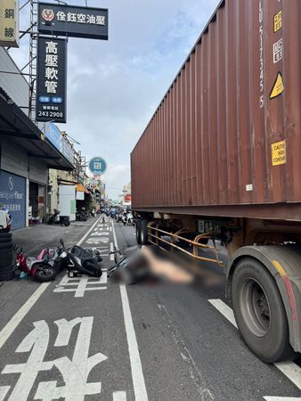 ▲台南永康正北一路與中正北路口清晨發生大車與機車擦撞事故，男騎士當場死亡，現場一度封鎖搶救。（（圖／翻攝自道路援張家班、林東良翻攝，下同）