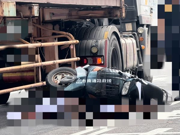 ▲台南永康正北一路與中正北路口清晨發生大車與機車擦撞事故，男騎士當場死亡，現場一度封鎖搶救。（（圖／翻攝自道路援張家班、林東良翻攝，下同）