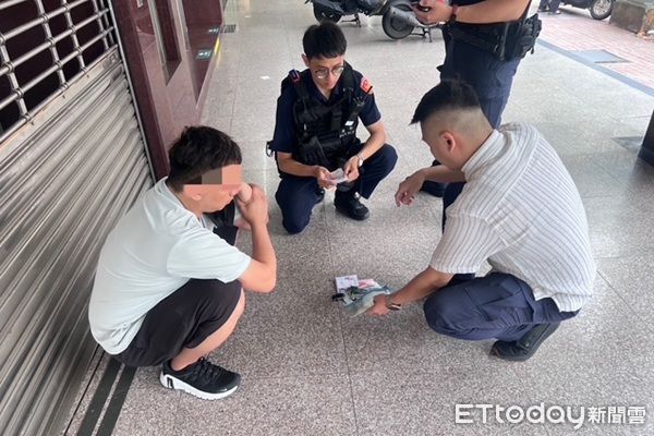 ▲警方火速趕往，在提款機前逮捕車手莊姓男子。（圖／中壢警分局提供）